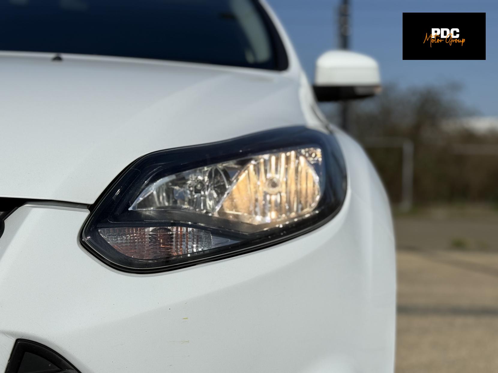 Ford Focus 1.6 Zetec Hatchback 5dr Petrol Powershift Euro 5 (125 ps)