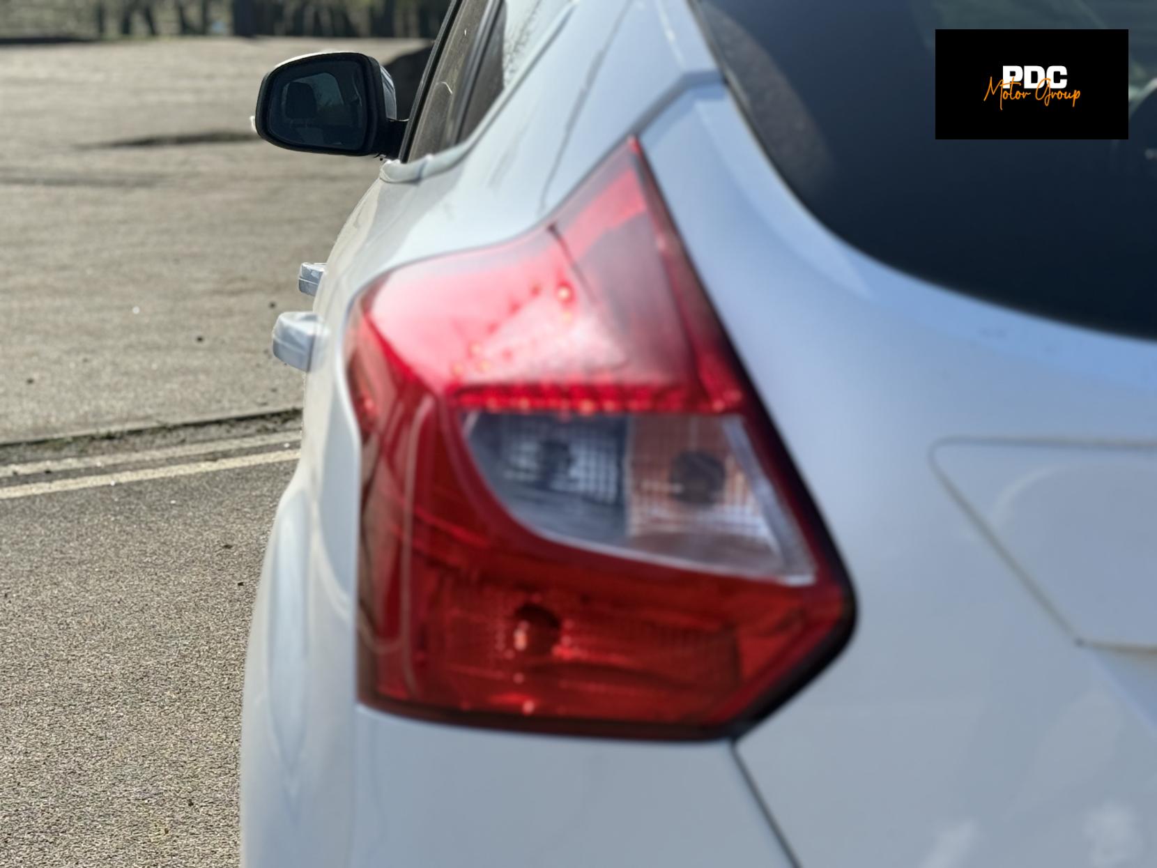 Ford Focus 1.6 Zetec Hatchback 5dr Petrol Powershift Euro 5 (125 ps)