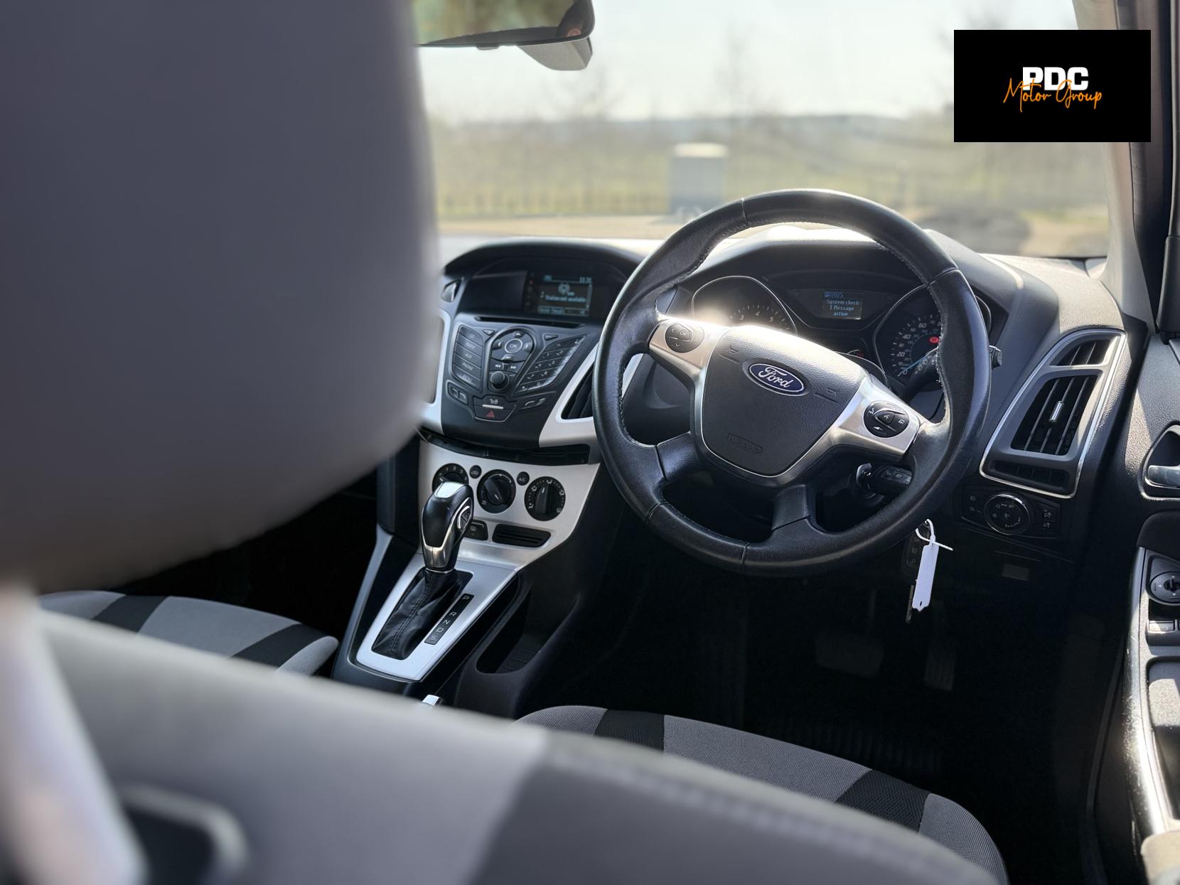 Ford Focus 1.6 Zetec Hatchback 5dr Petrol Powershift Euro 5 (125 ps)