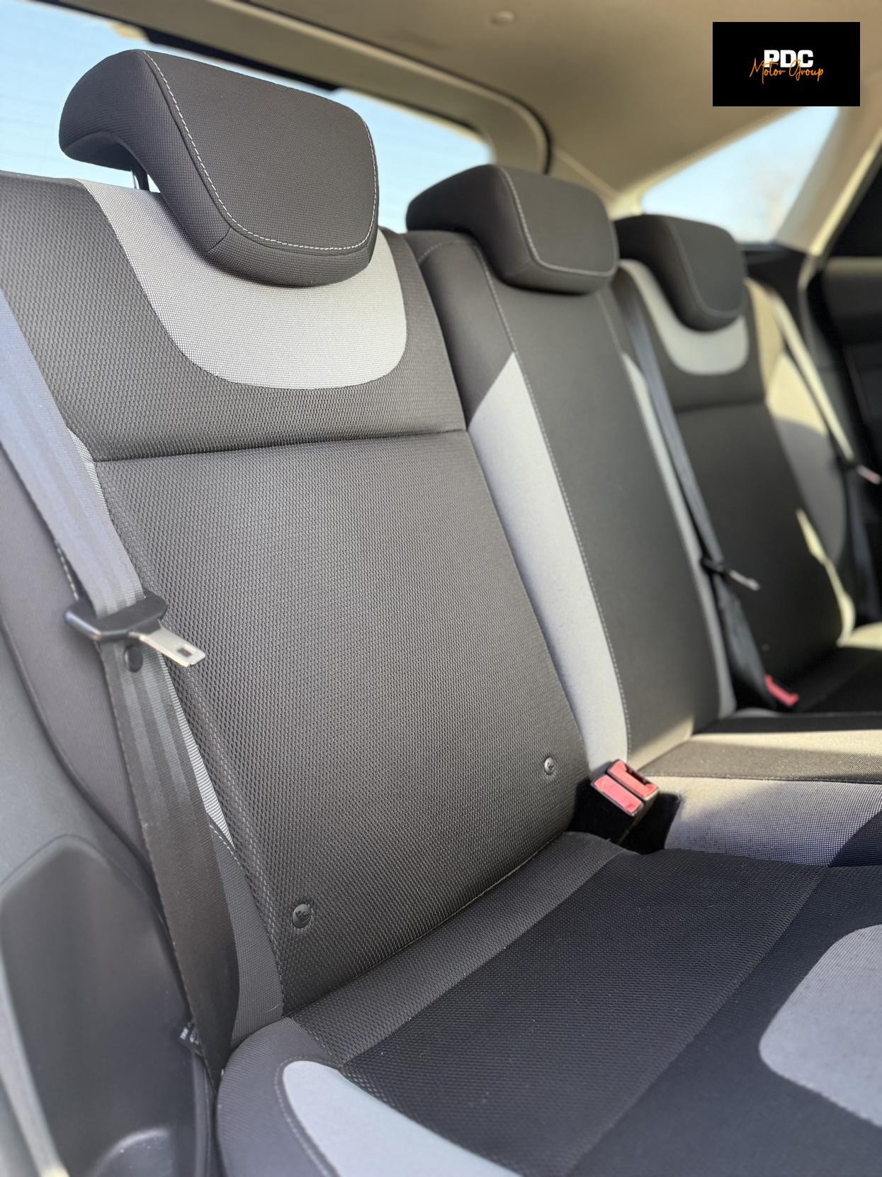 Ford Focus 1.6 Zetec Hatchback 5dr Petrol Powershift Euro 5 (125 ps)