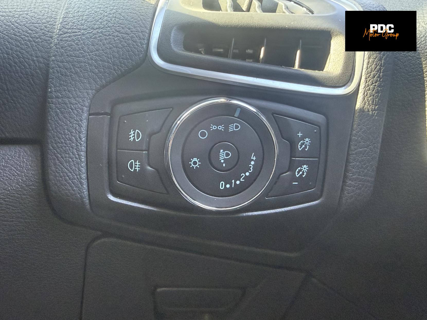 Ford Focus 1.6 Zetec Hatchback 5dr Petrol Powershift Euro 5 (125 ps)