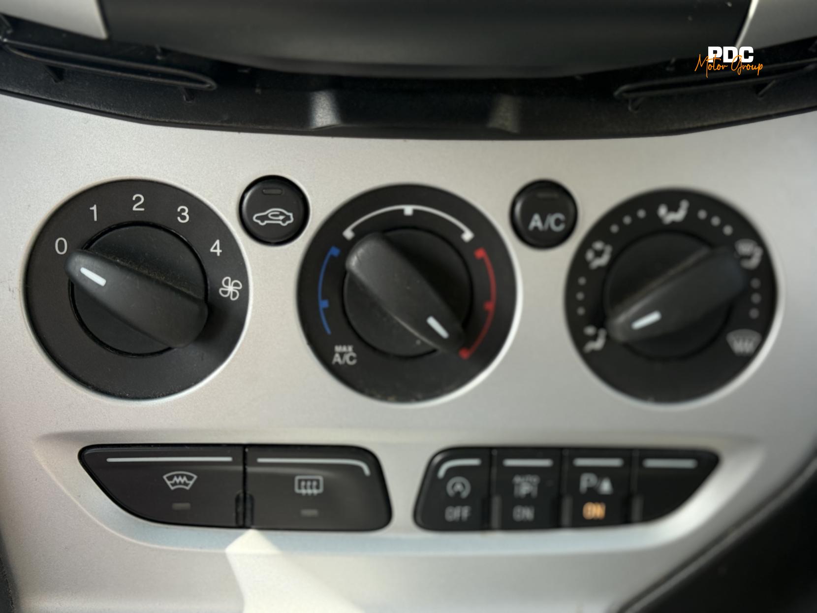 Ford Focus 1.0T EcoBoost Zetec Navigator Hatchback 5dr Petrol Manual Euro 5 (s/s) (100 ps)