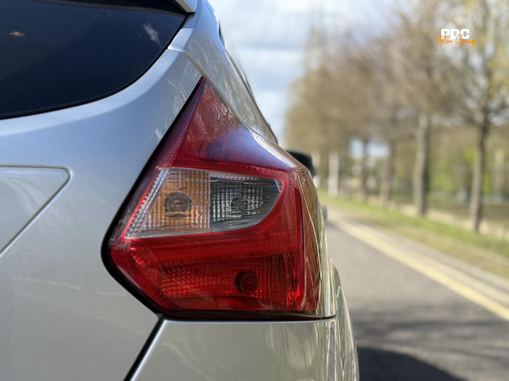 Ford Focus 1.0T EcoBoost Zetec Navigator Hatchback 5dr Petrol Manual Euro 5 (s/s) (100 ps)