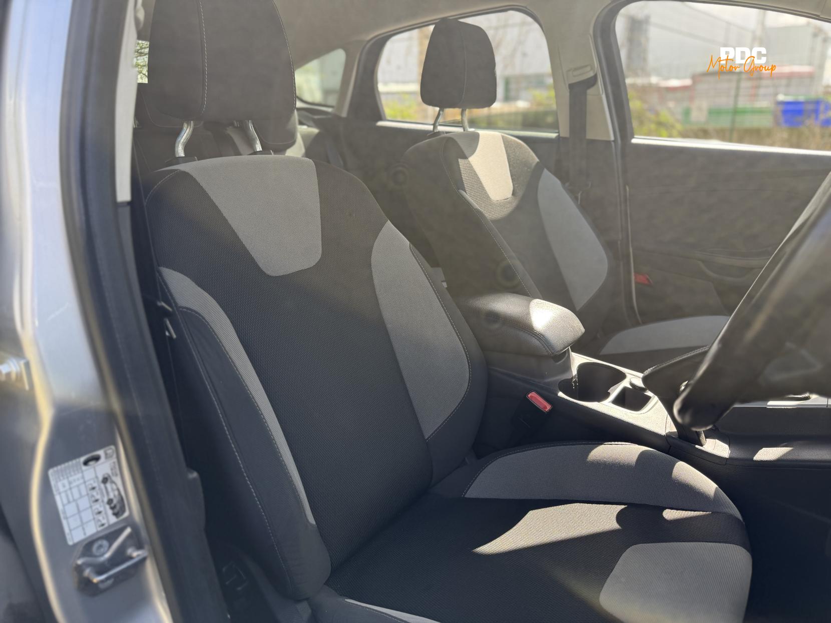 Ford Focus 1.0T EcoBoost Zetec Navigator Hatchback 5dr Petrol Manual Euro 5 (s/s) (100 ps)